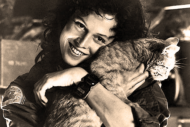 Ripley abraza a Jonesy